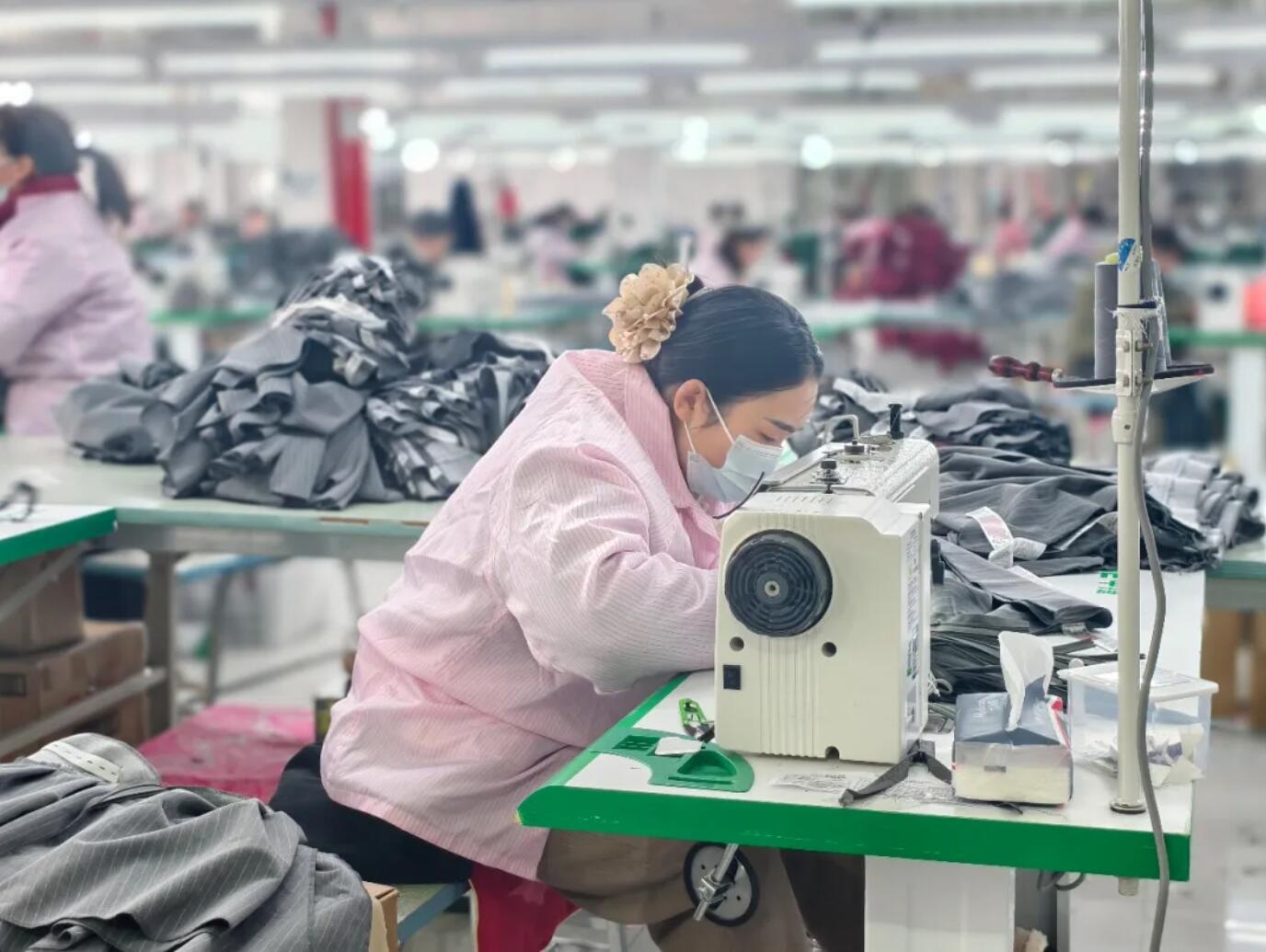 探廠｜在高郵，見證中捷與服裝企業(yè)的“逆勢共生”