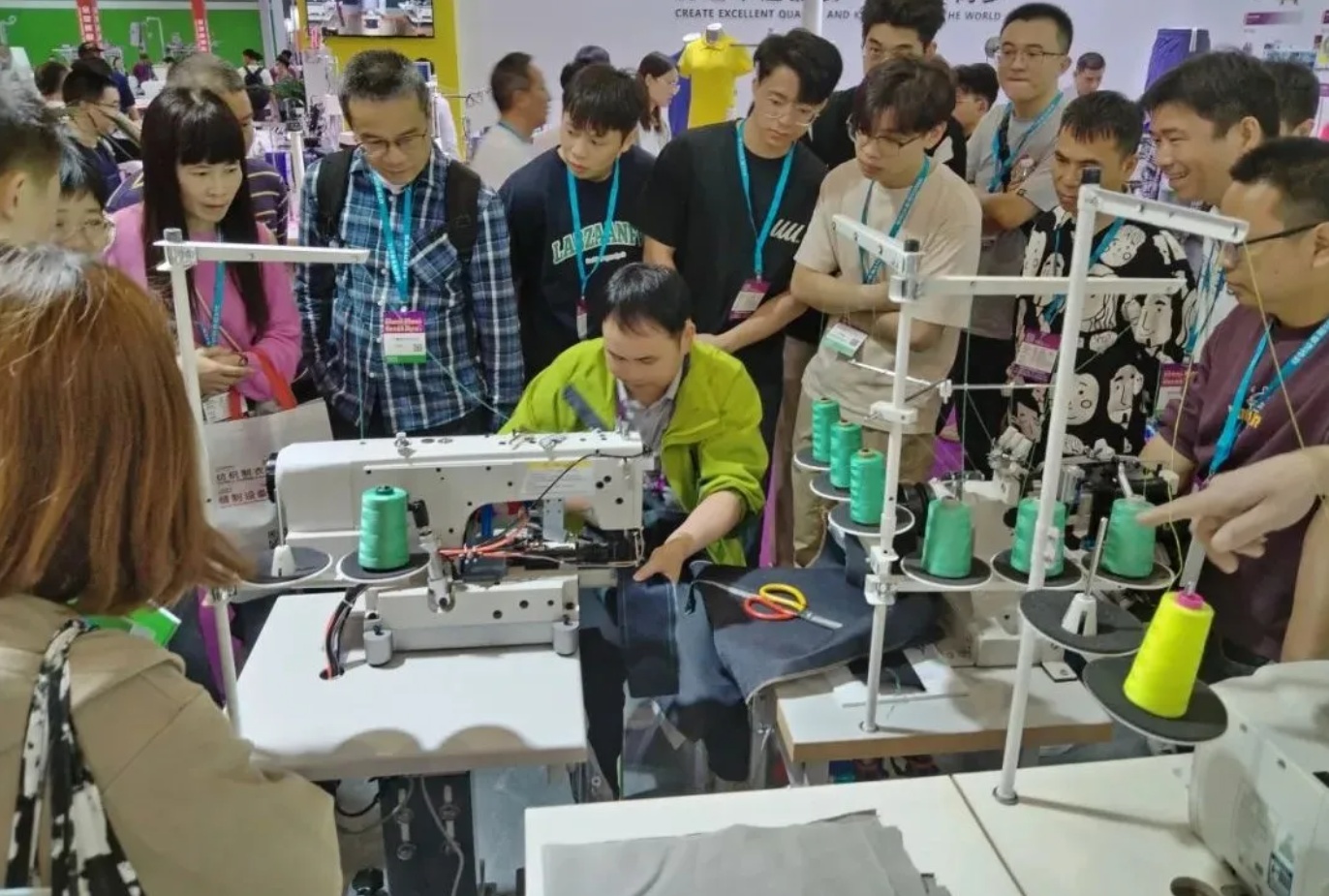 現(xiàn)場直擊｜中捷攜多款創(chuàng)新產(chǎn)品亮相2025華南國際縫制設(shè)備展
