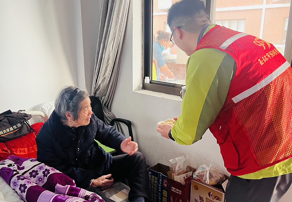 Volunteer service in nursing homes