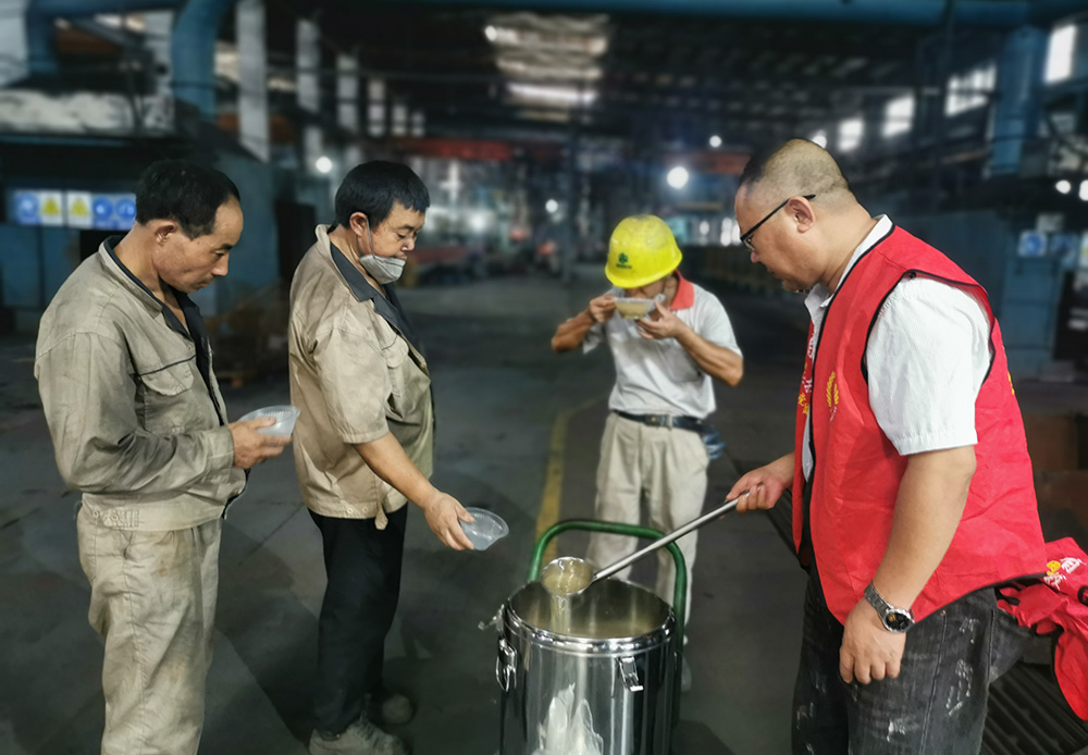 High temperature brings coolness, care warms people's hearts