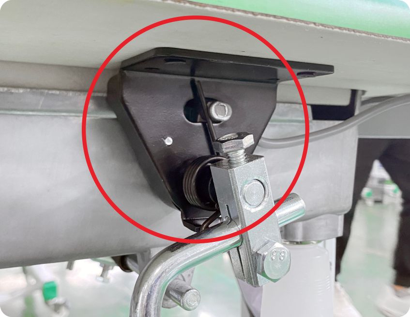 Optional electronic knee lift