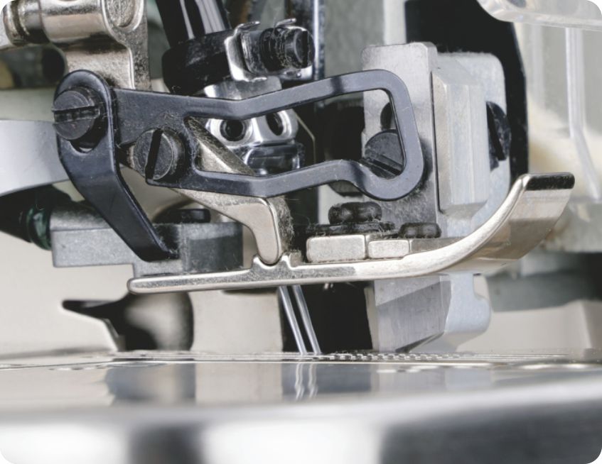 Lowered feed teeth prevent fabric layer misalignment