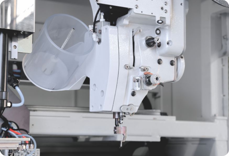 Equipped with an elevatable head to prevent needle jamming on thick materials, minimize materials waste and provide larger workspace for placing cutting pieces
